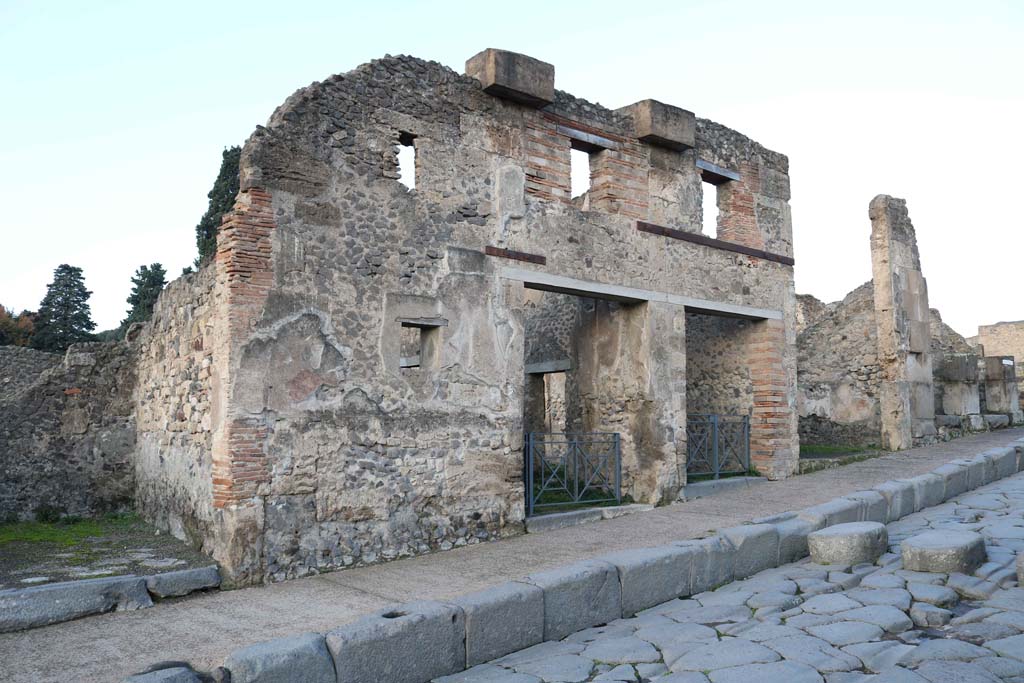 Via Stabiana, Pompeii. December 2018. 
Looking towards west side of roadway, from VIII.4.28, on left, to VIII.4.23, on right. Photo courtesy of Aude Durand.
