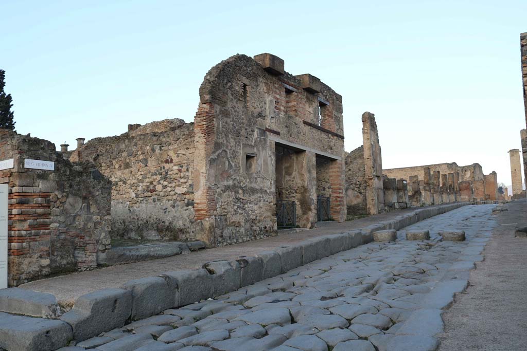 Via Stabiana, west side, Pompeii. December 2018. 
Looking north along west side of roadway, from VIII.4.28, on left, to VIII.4.17a/17, on right. Photo courtesy of Aude Durand.
