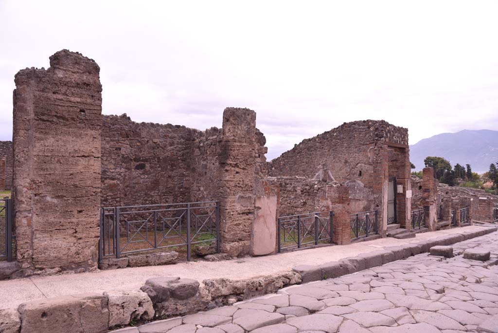 Via Stabiana, east side, Pompeii. October 2019. 
Looking south-east on Via Stabiana from I.4.8, on left, to southern end at I.4.1, on right, with junction of Vicolo del Menandro.     
Foto Tobias Busen, ERC Grant 681269 DÉCOR.

