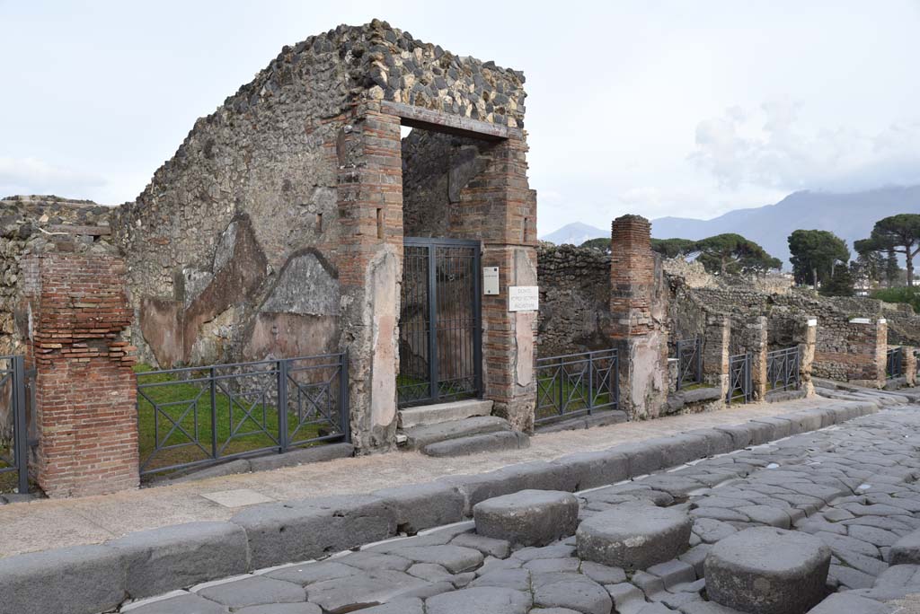 Via Stabiana, east side, Pompeii. March 2018.
Looking south-east towards entrance doorways, from I.4.6, on left, to I.4.1, on right, with Vicolo del Menandro.   
Foto Tobias Busen, ERC Grant 681269 DÉCOR
