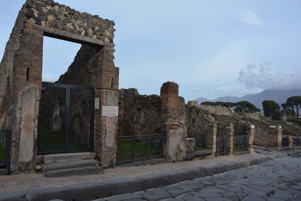 Via Stabiana, east side, Pompeii. March 2018.
Looking south-east towards entrance doorways, from I.4.5, on left, to I.4.1, on right, with Vicolo del Menandro  
Foto Tobias Busen, ERC Grant 681269 DÉCOR
