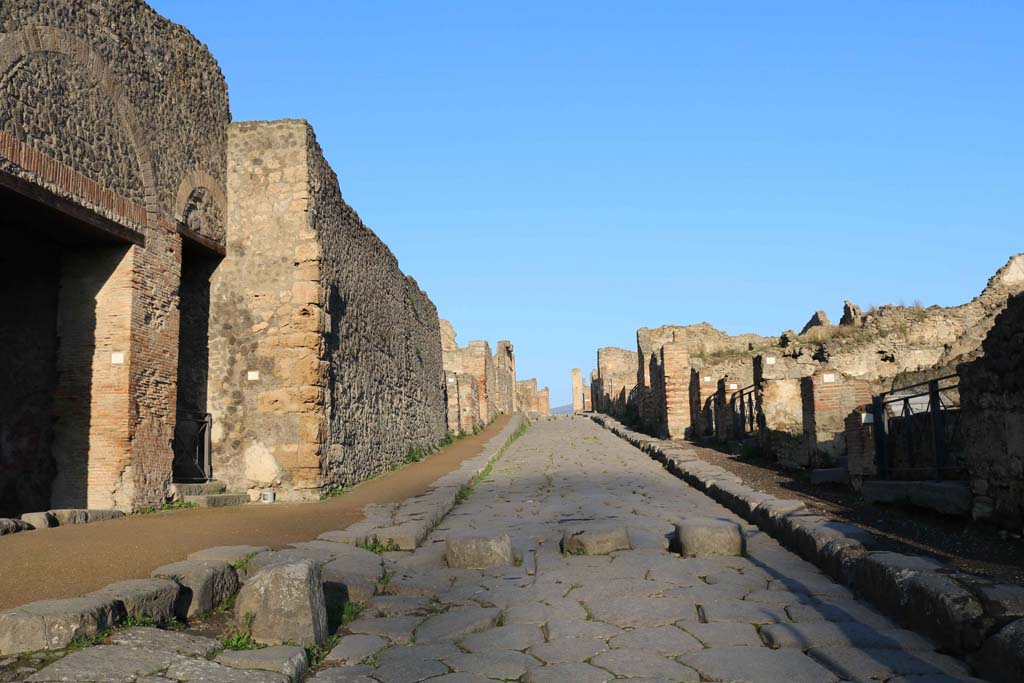Via Stabiana, Pompeii. December 2018. Looking north from between VIII.7, on left, and I.3, on right. Photo courtesy of Aude Durand.