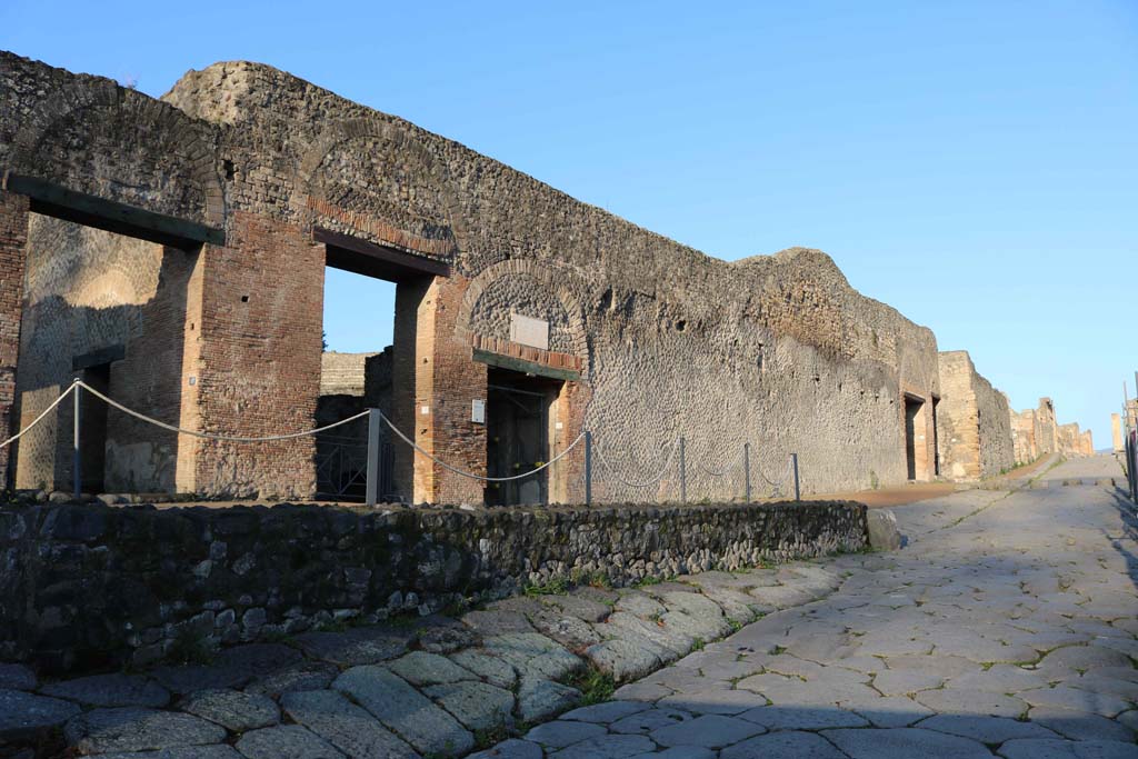 Via Stabiana, west side, Pompeii. December 2018. Looking north along west side. Photo courtesy of Aude Durand.