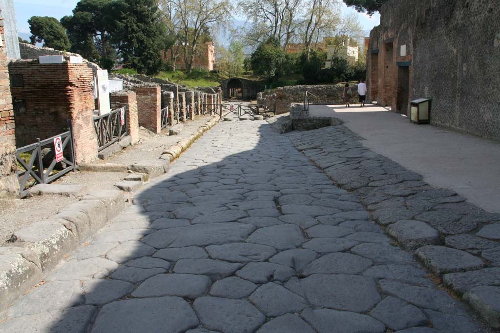 Via Stabiana, Pompeii. April 2013. Looking south towards Porta Stabia/Stabian Gate, from between 1.3 and VIII.7.
Photo courtesy of Klaus Heese.
