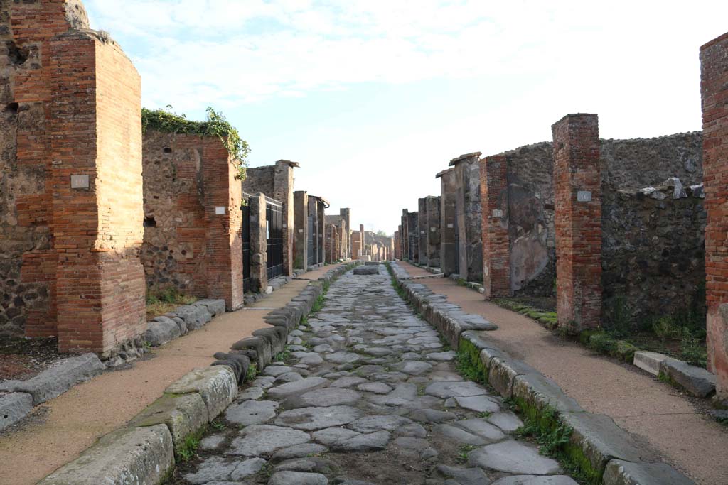 Via degli Augustali, Pompeii. December 2018. Looking east between VII.4.19, on left, VII.9.16, on right. Photo courtesy of Aude Durand.