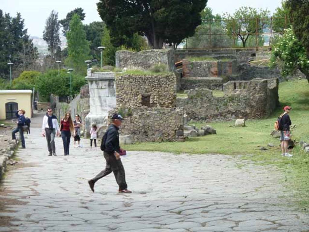 Via dei Sepolcri, May 2010. Looking north from near junction with Via Superior, on the right.