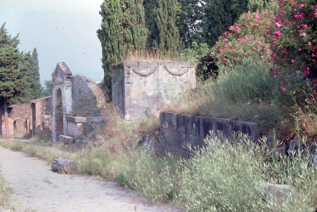 Via dei Sepolcri, Pompeii. 8th August 1976. Looking north along east side of roadway, with HGE04, on right.
Photo courtesy of Rick Bauer, from Dr George Fay’s slides collection.
