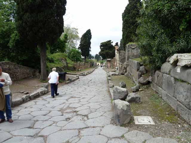Via dei Sepolcri. September 2021. 
Looking north through Herculaneum Gate, with east part of Via Pomeriale, on right.
The entrance to the west part can be seen at the end of the new fence, on the left, by the tree. 
Photo courtesy of Klaus Heese.
