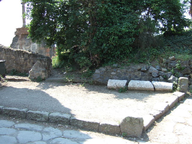 Via dei Sepolcri. December 2006. The site of the Via Pomeriale with HGW4a to right.