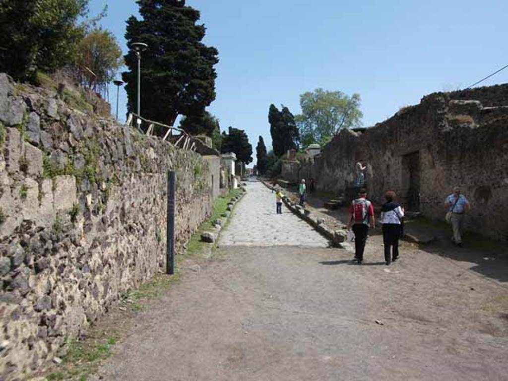 Via dei Sepolcri, May 2010. Looking south from northern end, near the Villa of Diomedes.