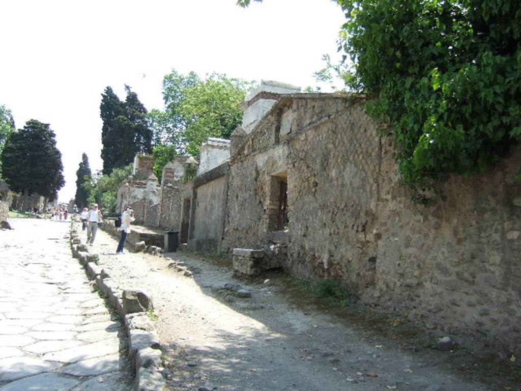 Via dei Sepolcri, west side, April 2019. Looking north along the exterior façade of the Villa of Diomedes. 
Photo courtesy of Rick Bauer.
