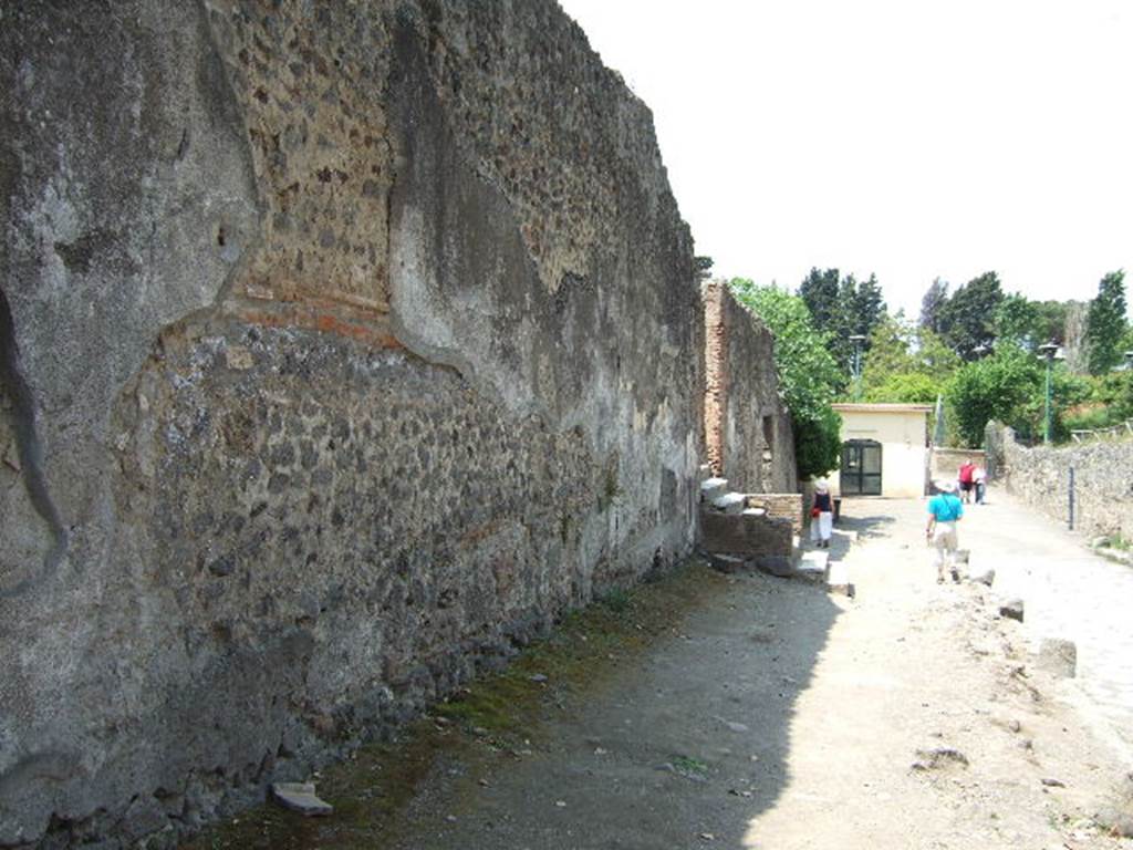 Via dei Sepolcri, west side, May 2006. Looking north from the Villa of Diomedes.