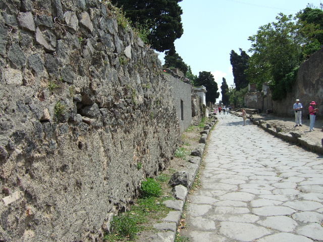 Via dei Sepolcri, east side, May 2006. Looking south from the Villa of Diomedes. 