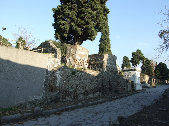 Via dei Sepolcri, east side, December 2006. Looking south from the Villa of Diomedes. 