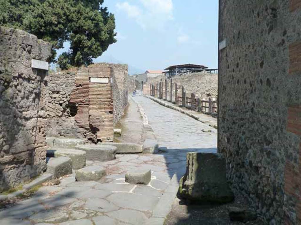 Via dei Teatri, May 2010. Looking north to junction with Vicolo delle Pareti Rosse, on left, and Via del Tempio d’Iside (on right).