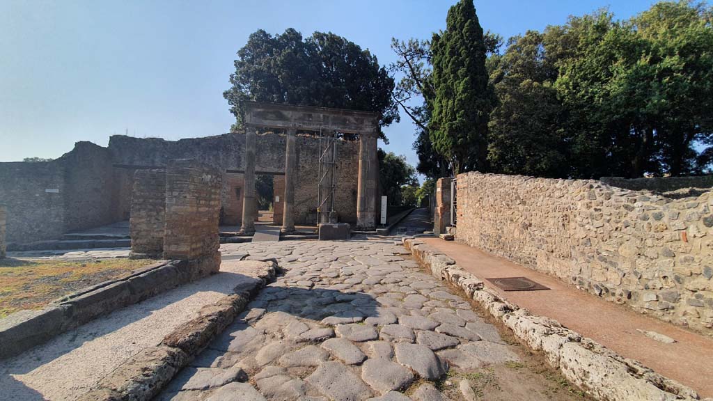 Via dei Teatri, Pompeii. July 2021. Looking south to junction with Via del Tempio d’Iside.
Foto Annette Haug, ERC Grant 681269 DÉCOR.
