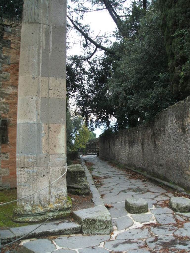 Via dei Teatri between VIII.7 and VIII.6. Looking south from junction with Via del Tempio d’Iside (on left) and Vicolo delle Pareti Rosse (on right). December 2004.
