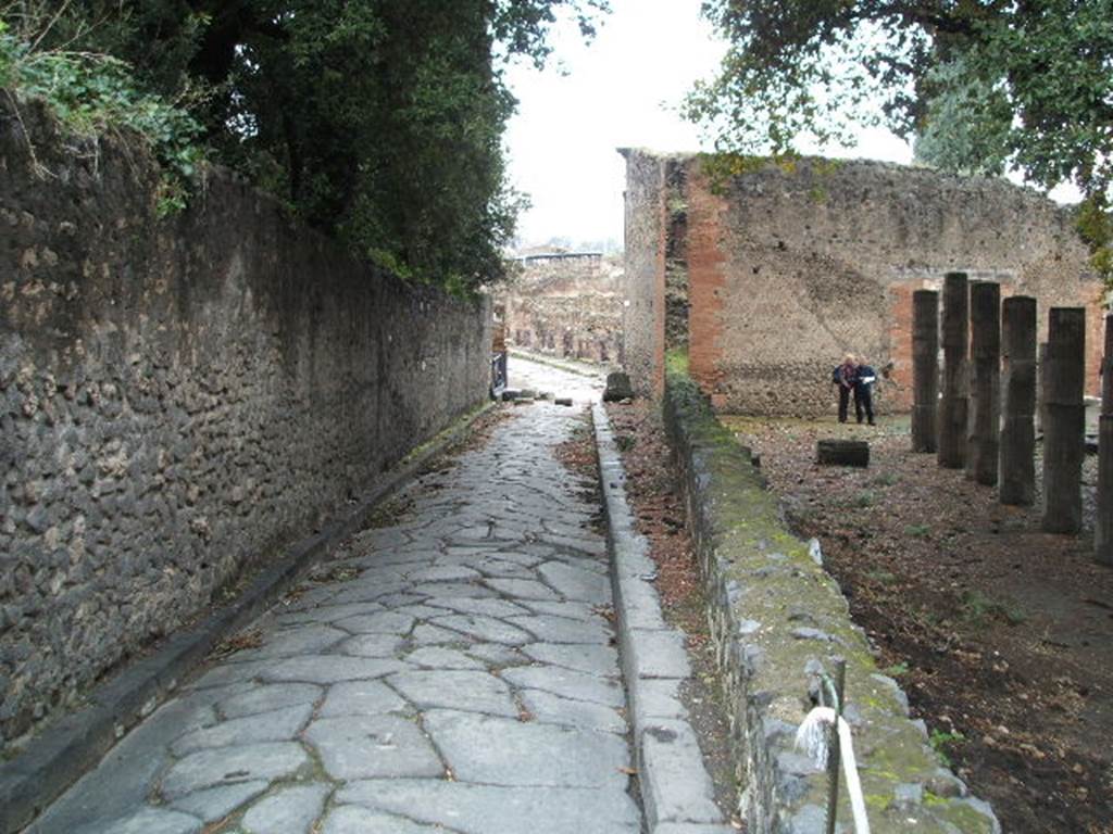 Via dei Teatri between VIII.6 and VIII.7 at the Triangular Forum. 
Looking north from junction with Vicolo della Regina. December 2004.
