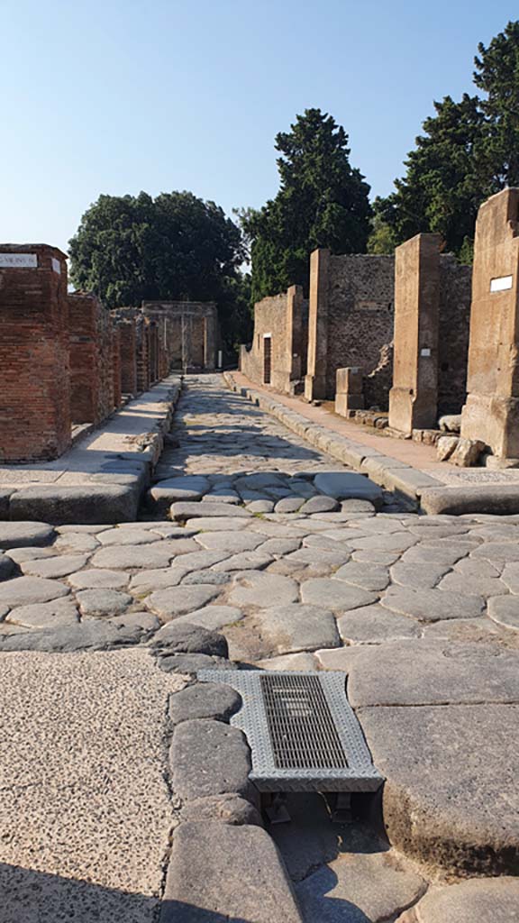 Via dei Teatri, Pompeii. July 2021. 
Looking south across junction with Via dell’Abbondanza.
Foto Annette Haug, ERC Grant 681269 DÉCOR.
