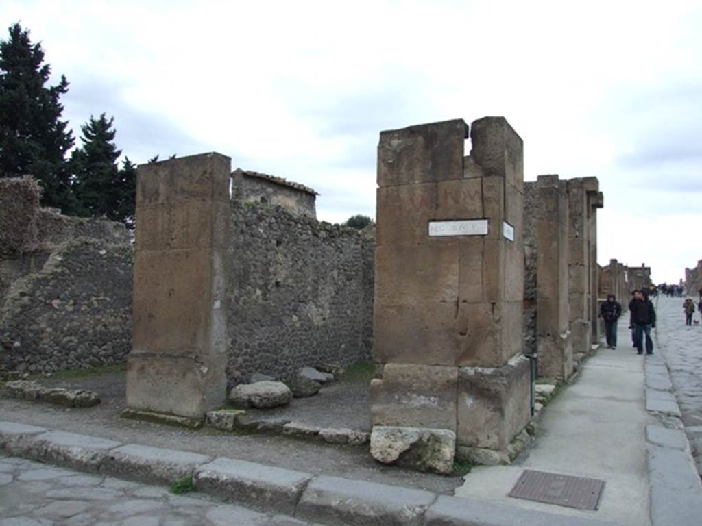 Via dei Teatri (on left). West corner at VIII.5.31. Looking west from junction with Via dell’ Abbondanza (on right). December 2007.  

