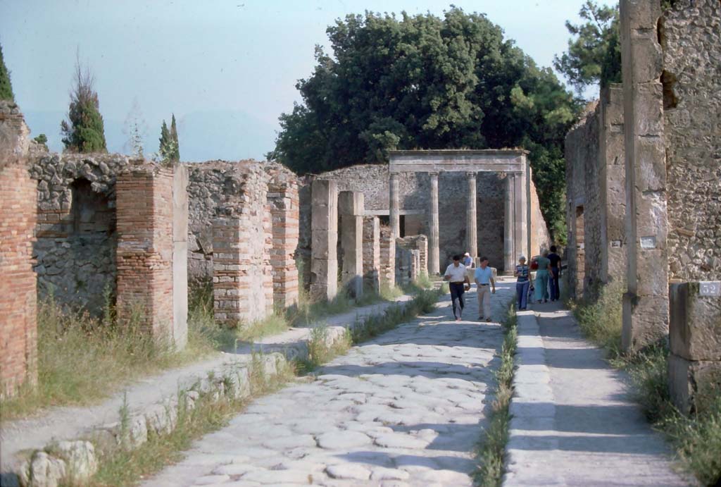 Via dei Teatri, Pompeii. 1971. Looking south.
Photo courtesy of Rick Bauer, from Dr George Fay’s slides collection.
