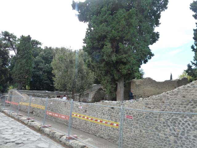 Via dei Teatri, Pompeii, September 2015. Looking south-west along wall on west side towards VIII.5.36.

