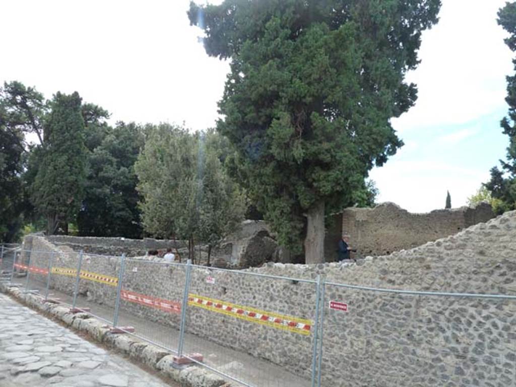 Via dei Teatri, Pompeii. December 2018. 
Looking north towards junction with Via dell’Abbondanza, between VIII.5, on left, and VIII.4, on right. Photo courtesy of Aude Durand.
