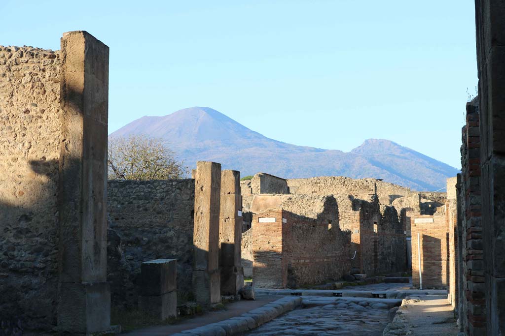 Via dei Teatri, Pompeii. December 2018. 
Looking north towards junction with Via dell’Abbondanza, between VIII.5, on left, and VIII.4, on right. Photo courtesy of Aude Durand.
