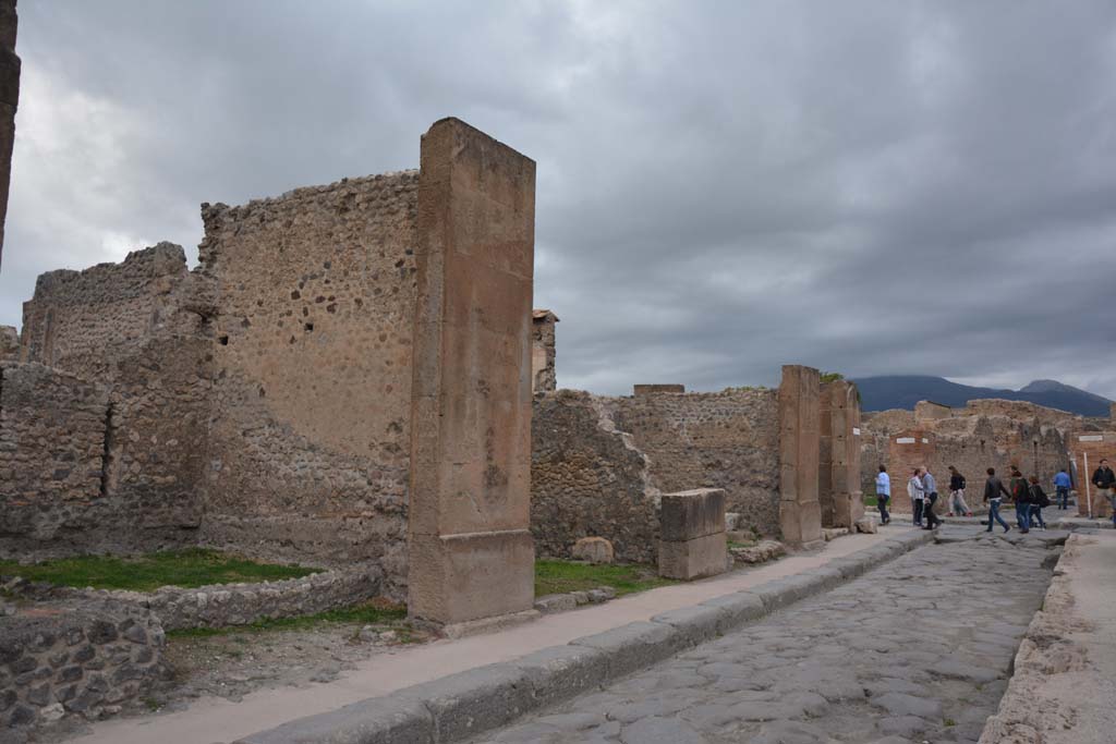 Via dei Teatri, west side, Pompeii. October 2017. 
Looking north towards junction with Via dell’Abbondanza, from near VIII.5.34, on left.
Foto Annette Haug, ERC Grant 681269 DÉCOR.
