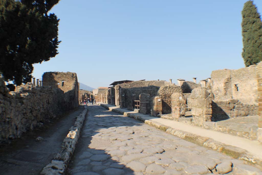 Via dei Teatri, Pompeii, between VIII.5 and VIII.4. March 2014. Looking north.
Foto Annette Haug, ERC Grant 681269 DÉCOR.

