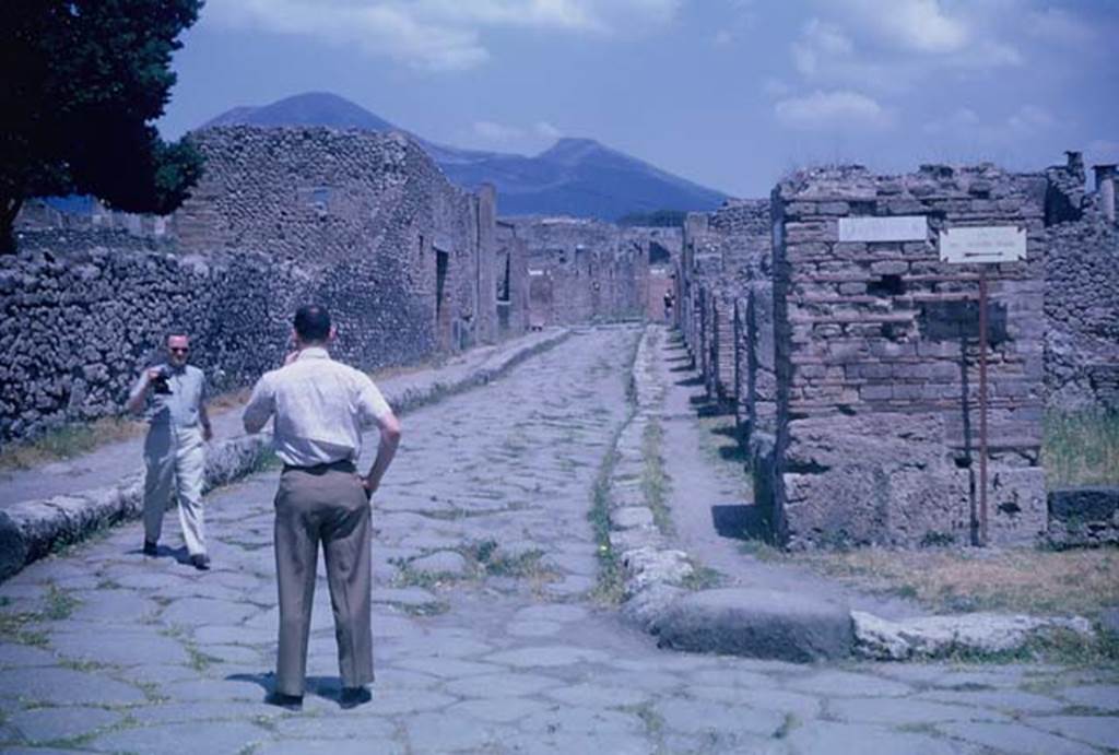 Via dei Teatri, Pompeii. June 1962. Looking north from junction with Via del Tempio d’Iside, towards Via dell’Abbondanza. Photo courtesy of Rick Bauer.
