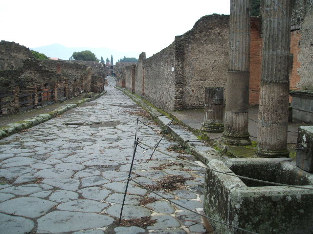 Via dei Teatri, May 2010. Looking north from crossroads with Vicolo delle Pareti Rosse, on left, and Via del Tempio d’Iside, on right.