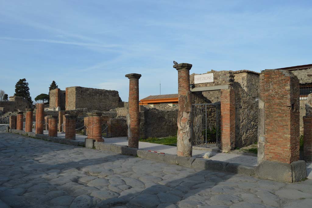 Via del Foro, east side, Pompeii. March 2019. Looking north-east along length of portico, from pilaster/column at south end, on right.
Foto Taylor Lauritsen, ERC Grant 681269 DCOR.
