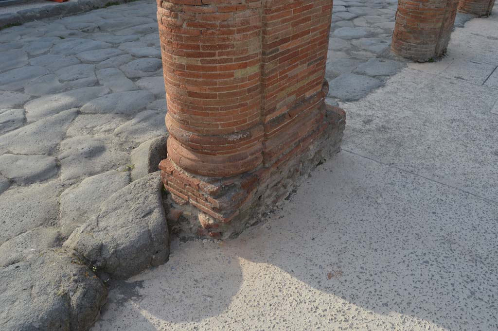 Via del Foro, east side, Pompeii. March 2019. Base of fourth column/pilaster from south end, looking north-west.
Foto Taylor Lauritsen, ERC Grant 681269 DCOR.
