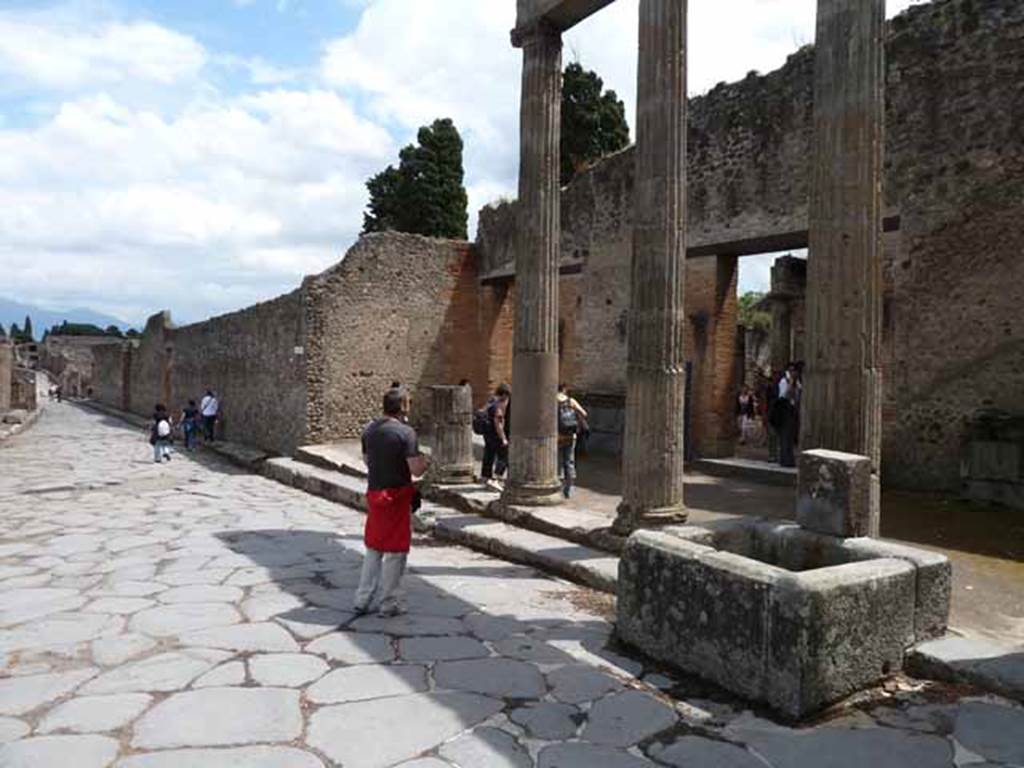 Via del Tempio d’Iside between VIII.4 and VIII.7. August 2021. 
Looking east from near entrance to Triangular Forum. Photo courtesy of Robert Hanson.
