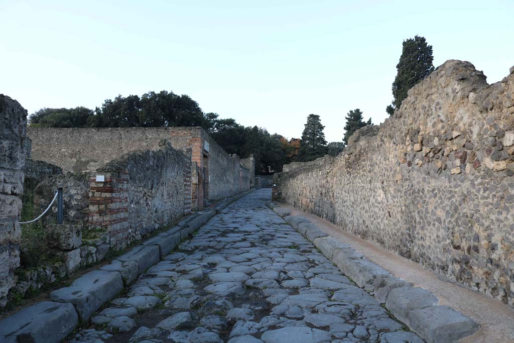 Via del Tempio d’Iside, Pompeii. December 2018. 
Looking west from between VIII.7.26, on left, and VIII.4, on right. Photo courtesy of Aude Durand.
