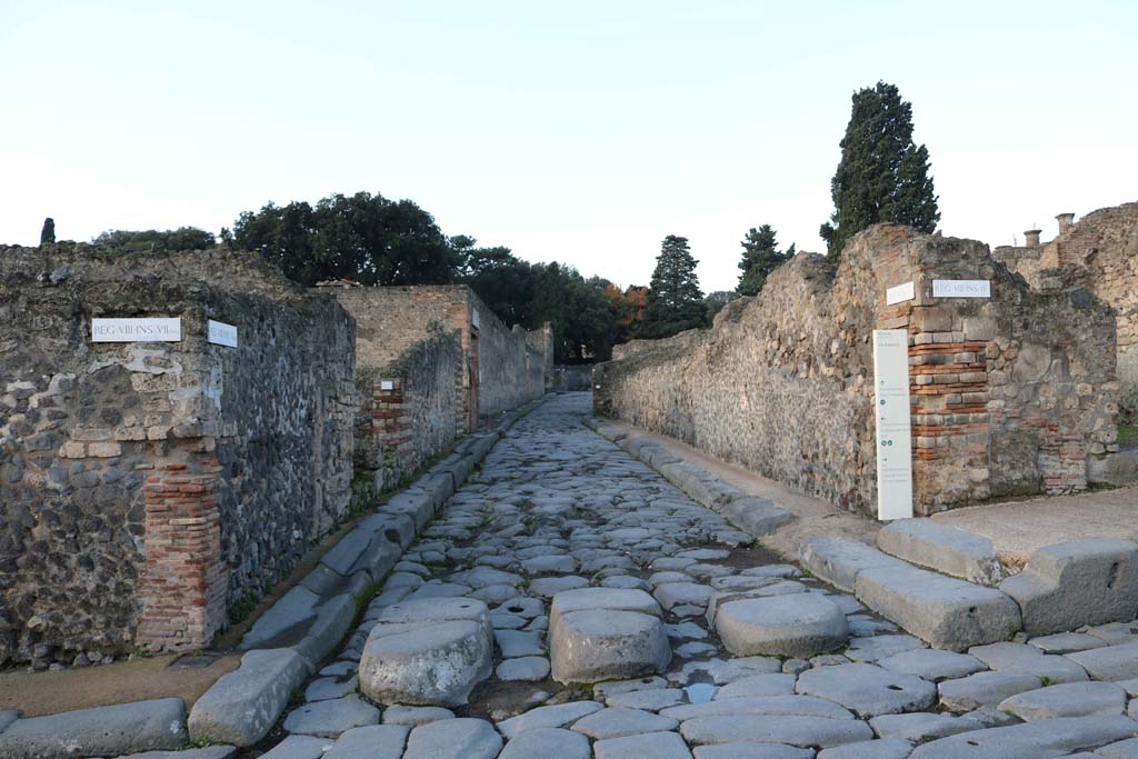 Via del Tempio d’Iside, south side, Pompeii. December 2018. 
Looking west from junction with Via Stabiana. Photo courtesy of Aude Durand.

