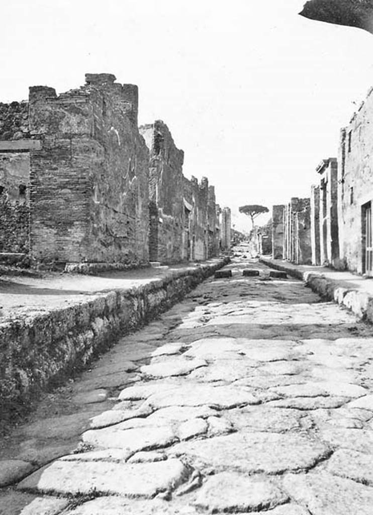 Via del Vesuvio, east side. Pompeii. 1964. Looking north from near V.1.30, on right. Photo by Stanley A. Jashemski.
Source: The Wilhelmina and Stanley A. Jashemski archive in the University of Maryland Library, Special Collections (See collection page) and made available under the Creative Commons Attribution-Non Commercial License v.4. See Licence and use details.
J64f1371

