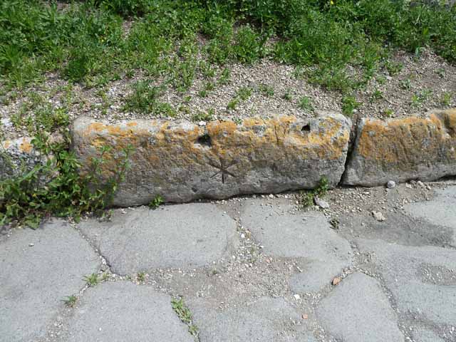 Via del Vesuvio, east side, May 2010. Mason’s marks on road edging.