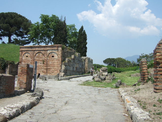 Via del Vesuvio, north-west side, Pompeii. October 2022. Castellum Aquae, on west side of Vesuvian Gate. Photo courtesy of Klaus Heese.