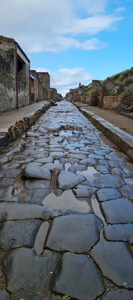 Via dell’Abbondanza, south side, Pompeii. December 2018. 
Looking west along Via dell’Abbondanza from street shrine at II.4.7a, towards II.4.1, on right. Photo courtesy of Aude Durand.
