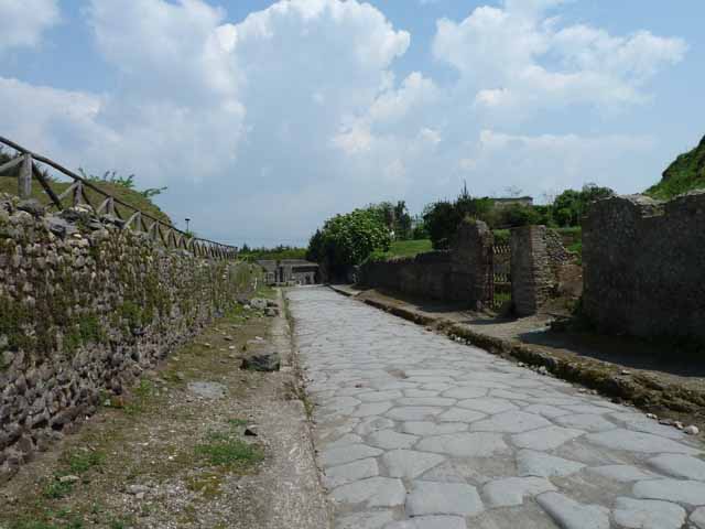 Via dell'Abbondanza, Pompeii. August 2021. Wide threshold of III.7.5 in centre, on north side of Via dell'Abbondanza.
The narrow threshold of III.7.4 is on the left. Photo courtesy of Robert Hanson.
