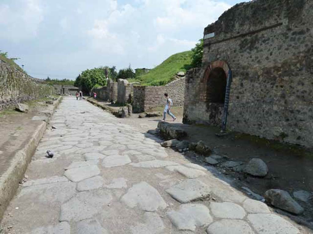 Via dell’Abbondanza, Pompeii. September 2005. Looking west along north side from III.7 on right.
