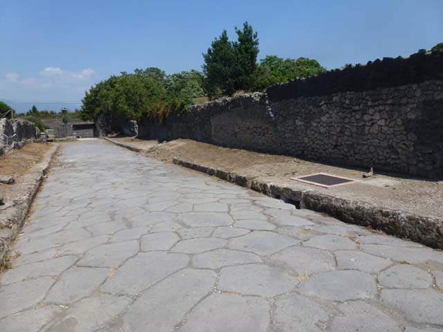 Via dell’Abbondanza, Pompeii. May 2010. North side, looking west along III.7 from the street shrine II.4.7a.