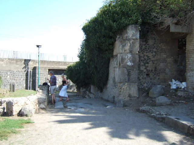 Via dell’Abbondanza. June 2012. Looking west through the Sarno Gate along the length of Via dell’Abbondanza.  Photo courtesy of Michael Binns.


