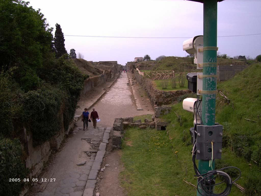 Via dell’Abbondanza. April 2005. Looking west through the Sarno Gate along the length of Via dell’Abbondanza. 
Photo courtesy of Klaus Heese.

