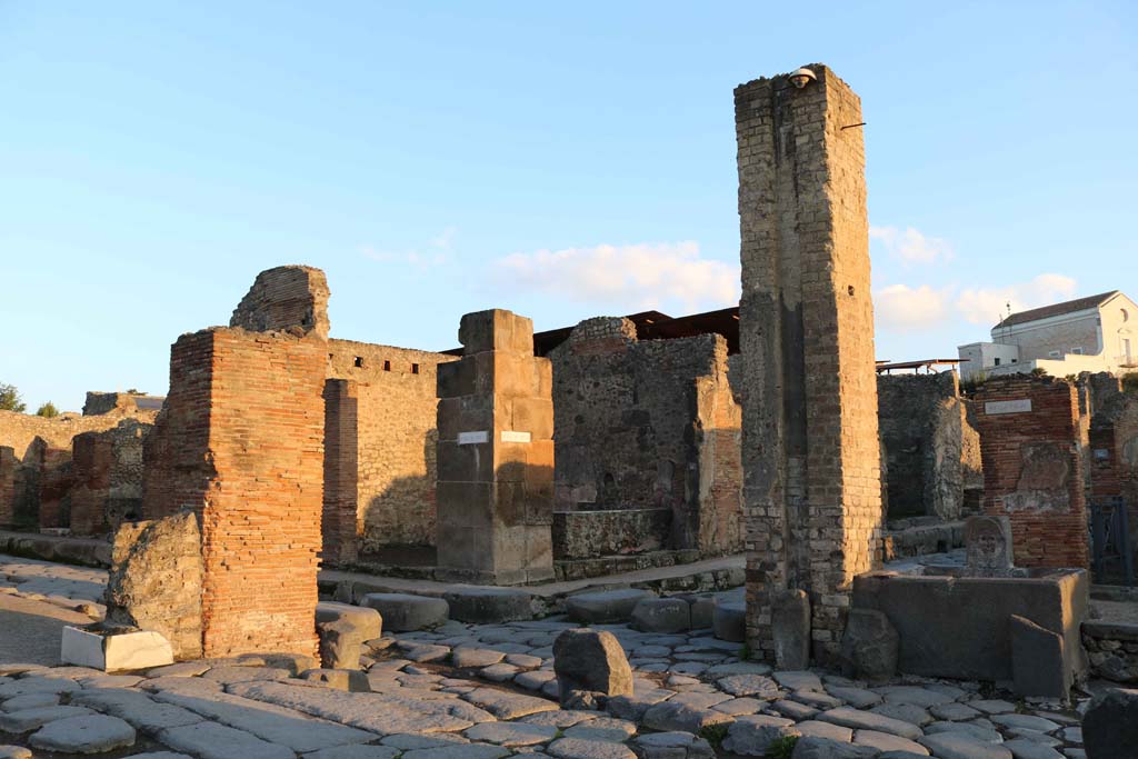 Via dell’ Abbondanza, in centre, Pompeii. December 2018. 
Looking north-east across Holconius’s crossroads on Via Stabiana towards Via dell’Abbondanza, between IX.1, and I.4.
Photo courtesy of Aude Durand.

