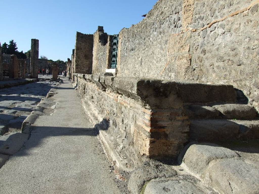Via dell’Abbondanza, north side, Pompeii. December 2018. Looking west from near IX.1.27, on right. Photo courtesy of Aude Durand.
