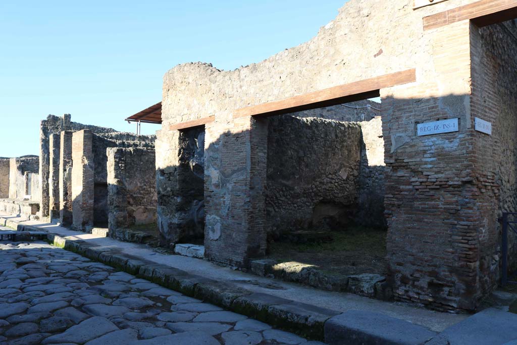 Via dell’Abbondanza, north side, Pompeii. December 2018. Looking west from near IX.1.27, on right. Photo courtesy of Aude Durand.