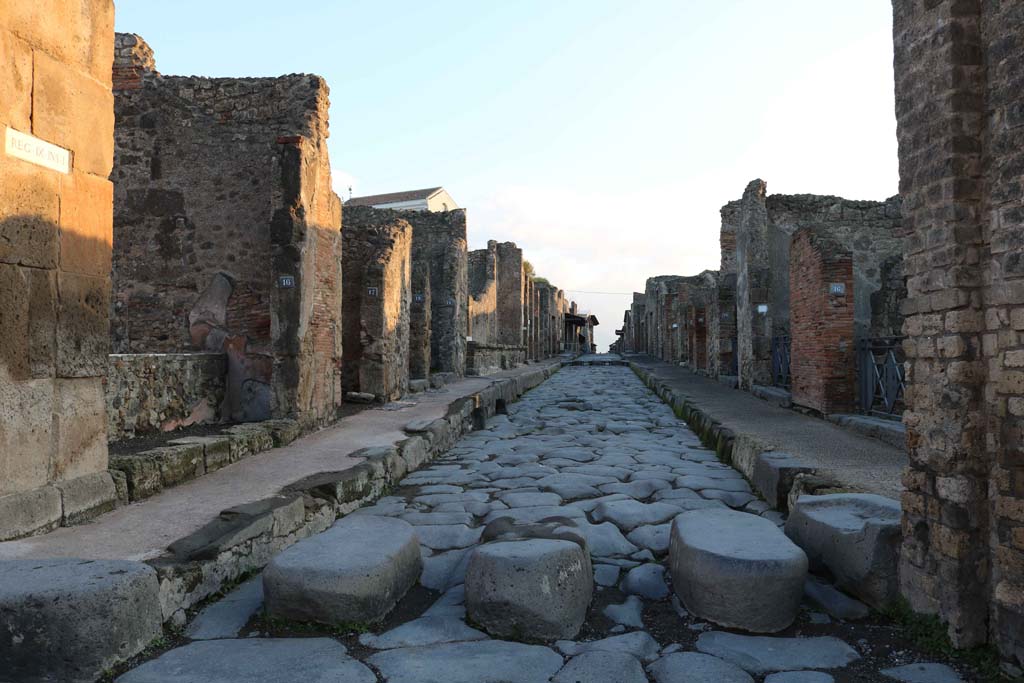 Via dell’ Abbondanza, Pompeii. December 2018. Looking east between IX.1, on left, and I.4, on right. Photo courtesy of Aude Durand.